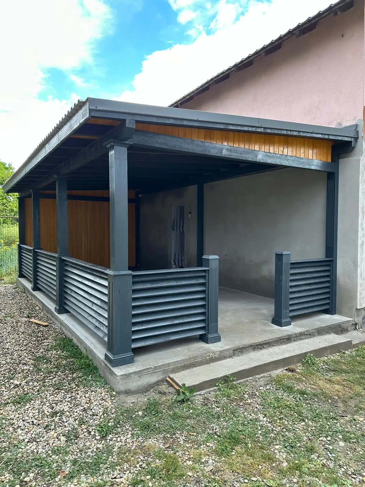 Terasă din lemn finalizată cu balustradă în Craiova